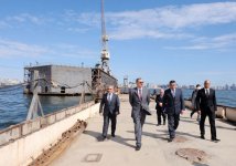 İlham Əliyev Bakı-Ələt avtomobil yolunun 2-4-cü kilometrliyində həyata keçirilən inşaat işlərinin gedişi ilə tanış olub(FOTO)